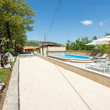 Luxurious Home In Maovice With Sauna بيت للعطل *
